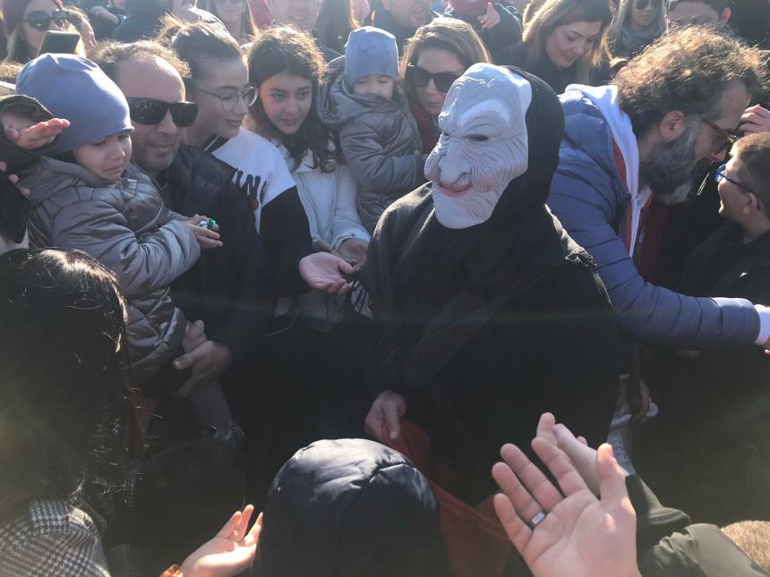 In tantissimi in spiaggia per "La Befana vien dal mare"