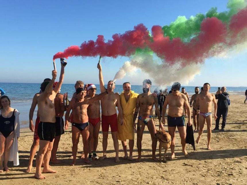 A Vasto Marina in tanti per il primo bagno dell'anno