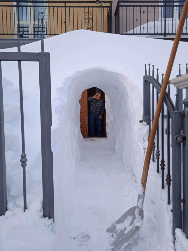 Scava una galleria per raggiungere la propria abitazione sommersa dalla neve