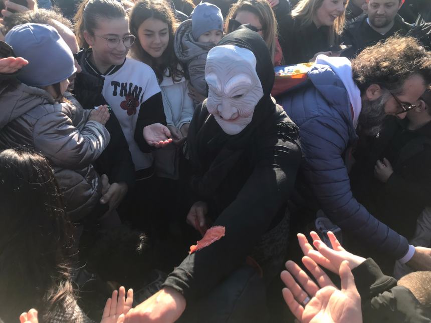 In tantissimi in spiaggia per "La Befana vien dal mare"