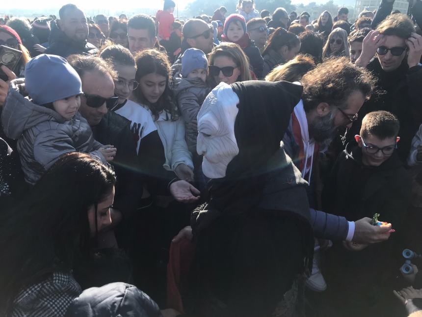 In tantissimi in spiaggia per "La Befana vien dal mare"