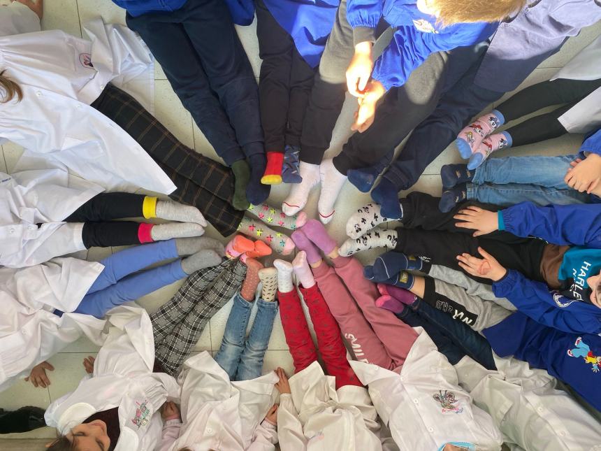 Grande festa dei calzini spaiati alla scuola “Spataro” 