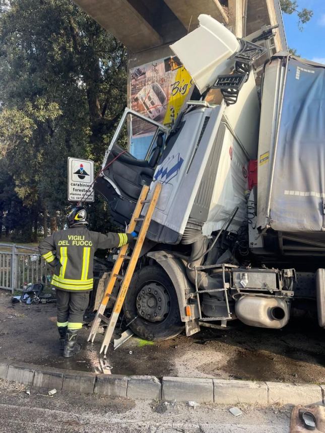 Camion si schianta contro il sovrappasso pedonale a San Salvo Marina