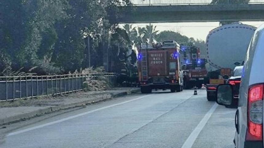 Camion si schianta contro il sovrappasso pedonale a San Salvo Marina