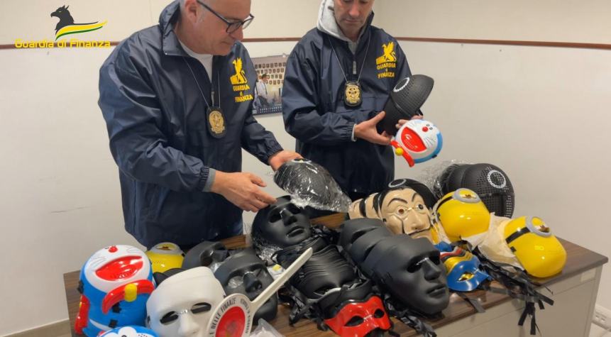 Tra Pescara e Napoli maxi sequestro di oltre 402mila maschere e giochi di carnevale non a norma