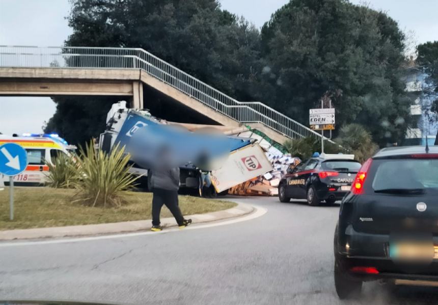 Camion si schianta contro il sovrappasso pedonale a San Salvo Marina