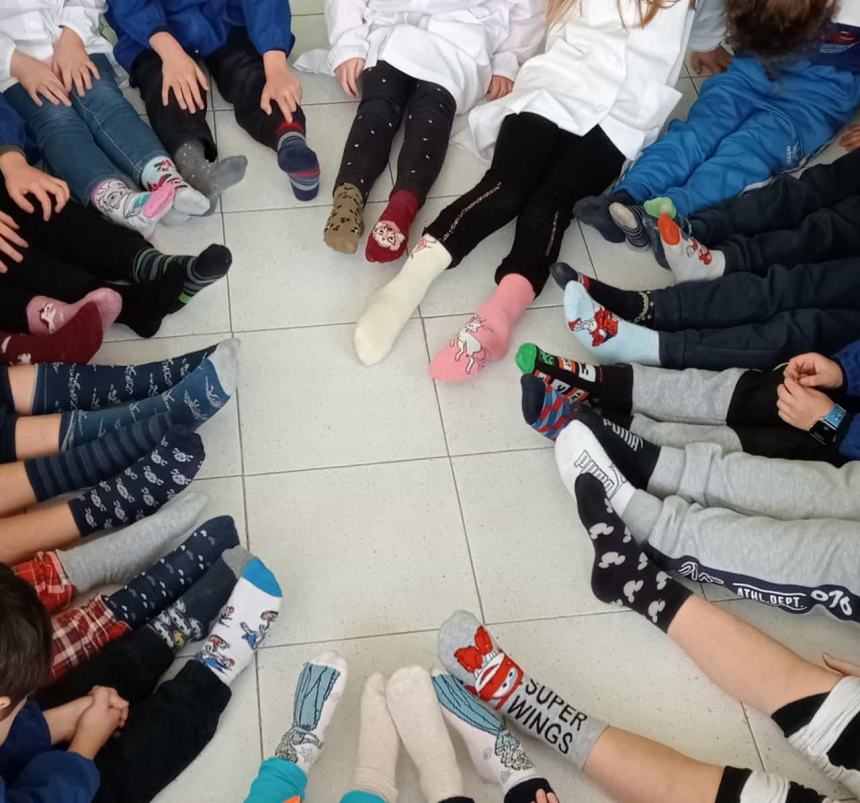 Grande festa dei calzini spaiati alla scuola “Spataro” 