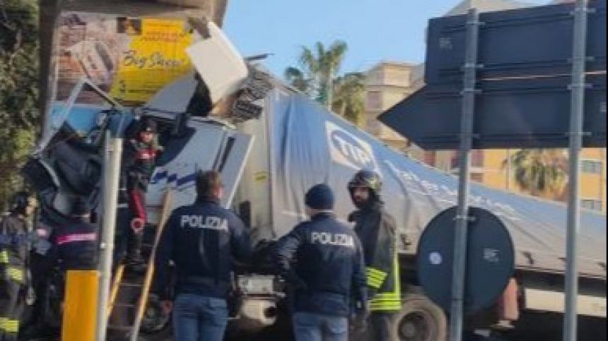 Camion si schianta contro il sovrappasso pedonale a San Salvo Marina