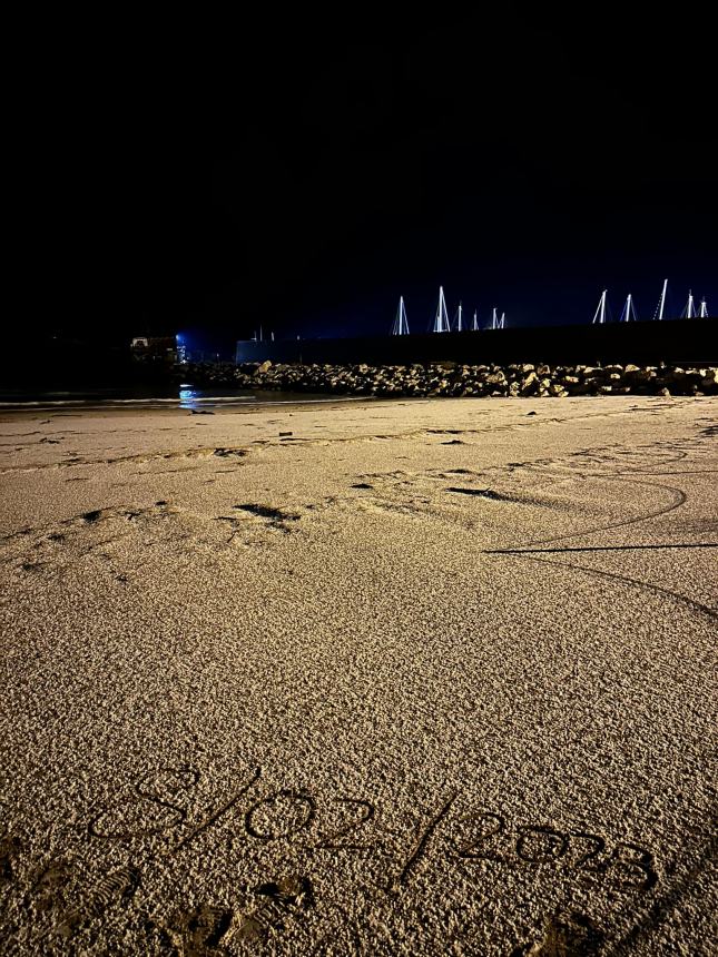 La magnifica spiaggia di Punta Penna leggermente imbiancata dalla neve