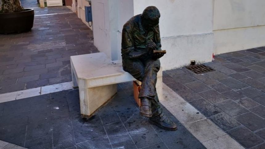 Termoli Spostano La Statua Di Jacovitti I Vigili Urbani La