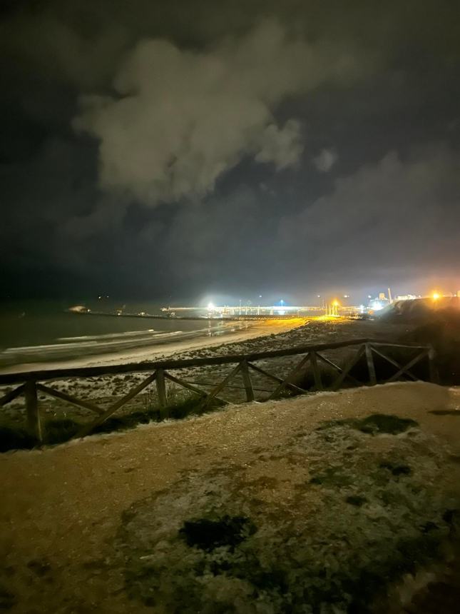 La magnifica spiaggia di Punta Penna leggermente imbiancata dalla neve