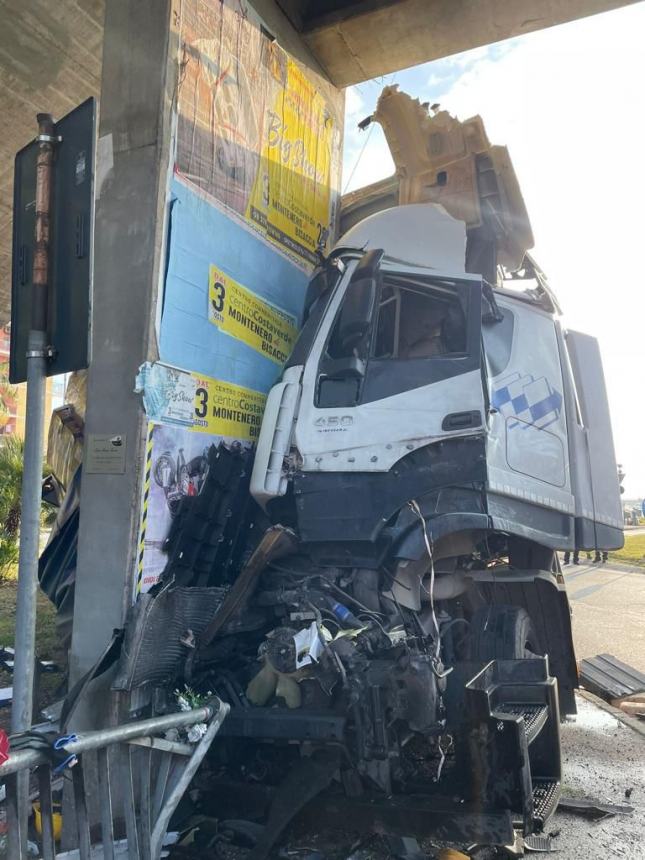 Camion si schianta contro il sovrappasso pedonale a San Salvo Marina