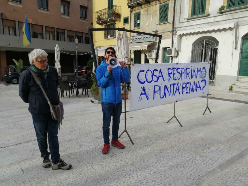 Miasmi Punta Penna, il sit in va in Comune e Menna: "Non so cosa fare di più"