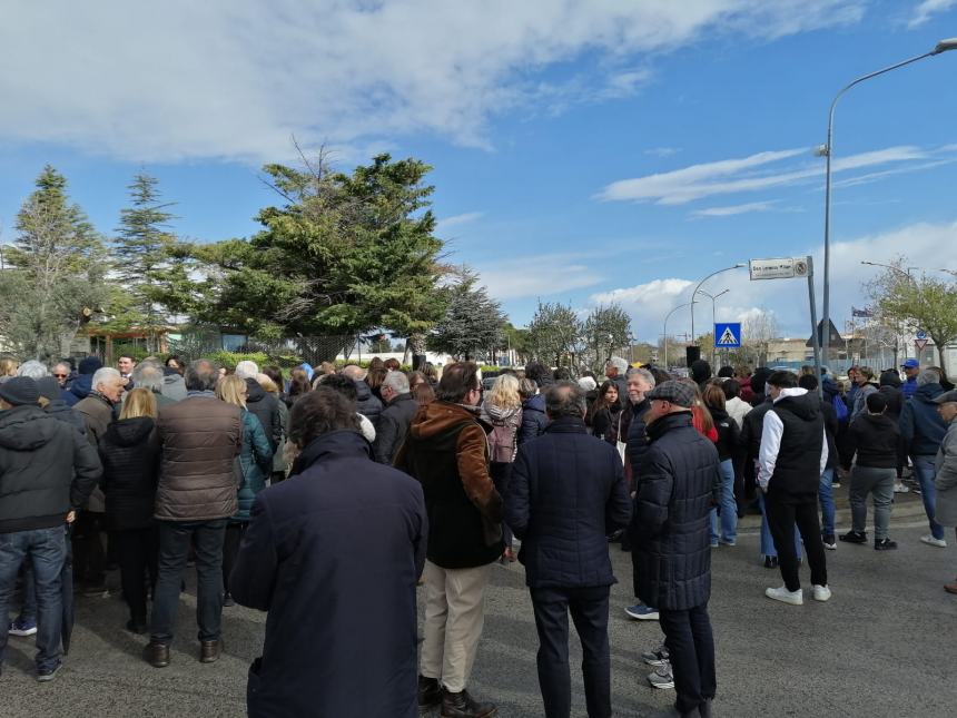 Inaugurata la scultura dedicata a Don Milani: “La cultura che riscatta dalla miseria”