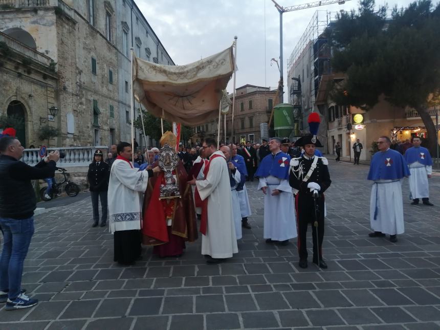 In tanti alla tradizionale Festa della Sacra Spina a Vasto, Santa Messa e processione