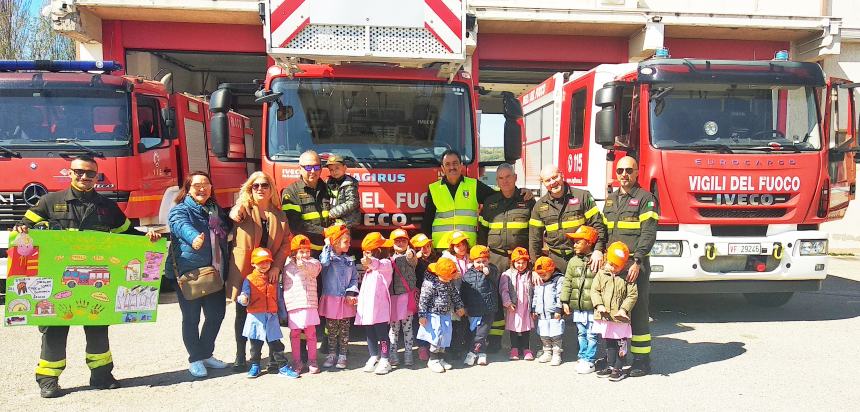 Bimbi della scuola dell'infanzia di Campomarino in visita ai Vigili del fuoco