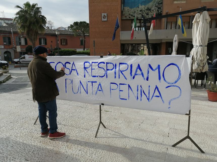 Miasmi Punta Penna, il sit in va in Comune e Menna: "Non so cosa fare di più"