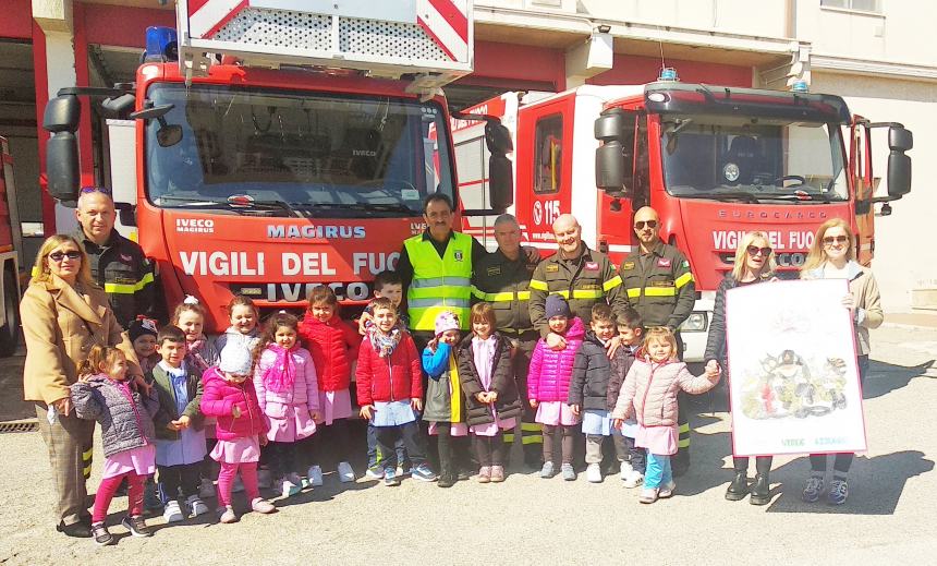 Bimbi della scuola dell'infanzia di Campomarino in visita ai Vigili del fuoco