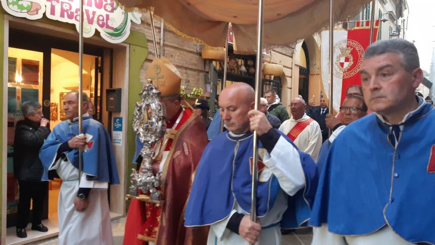 In tanti alla tradizionale Festa della Sacra Spina a Vasto, Santa Messa e processione