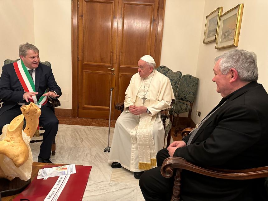 Il sindaco Roberti, il vescovo De Luca e don Benito ricevuti in Vaticano da Papa Francesco