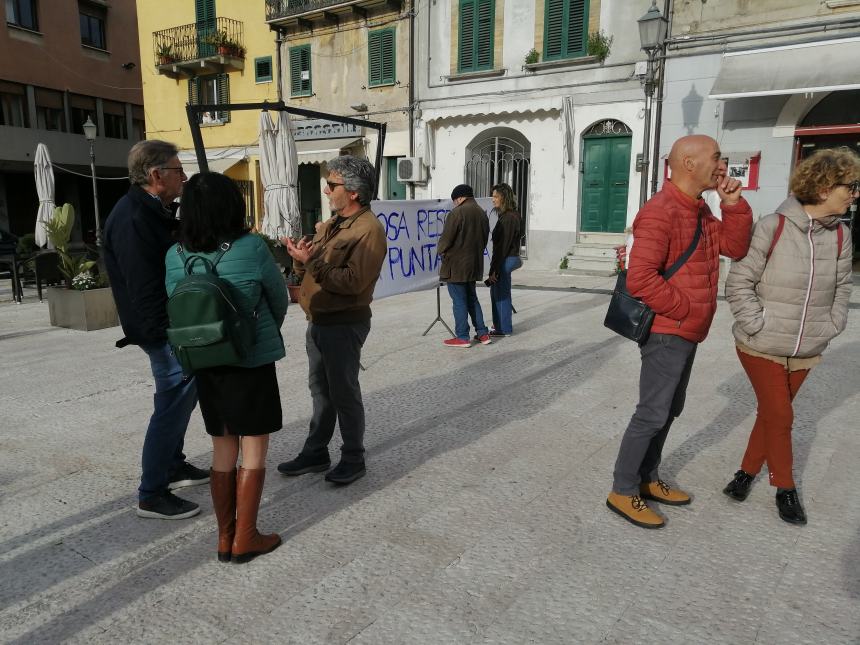 Miasmi Punta Penna, il sit in va in Comune e Menna: "Non so cosa fare di più"