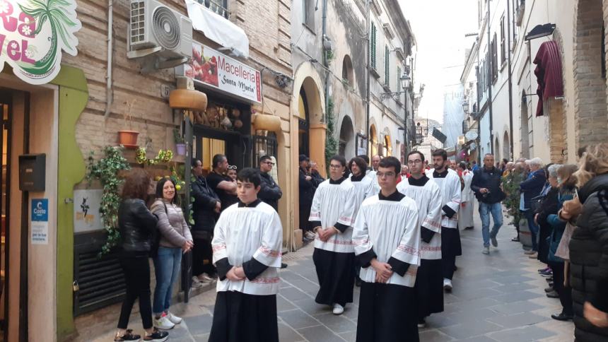 In tanti alla tradizionale Festa della Sacra Spina a Vasto, Santa Messa e processione