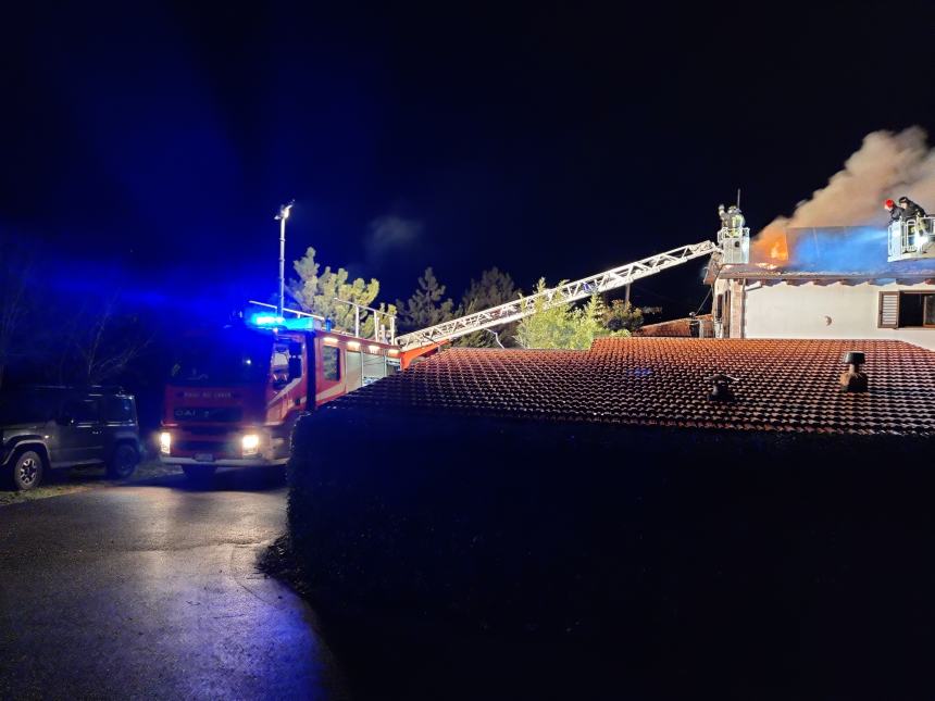 In fiamme il tetto in legno di una villa in contrada Case a  Gissi