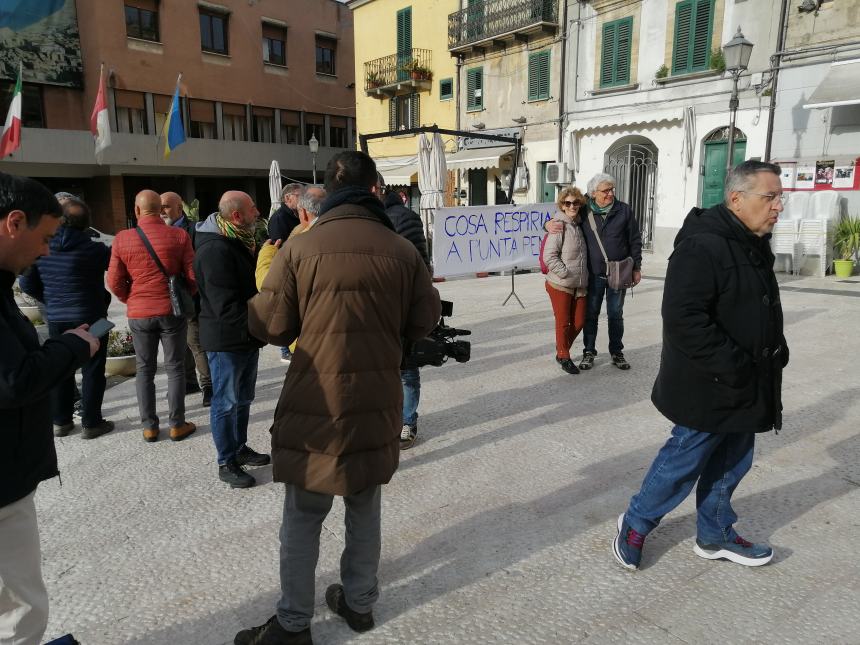 Miasmi Punta Penna, il sit in va in Comune e Menna: "Non so cosa fare di più"