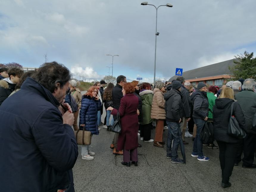 Inaugurata la scultura dedicata a Don Milani: “La cultura che riscatta dalla miseria”