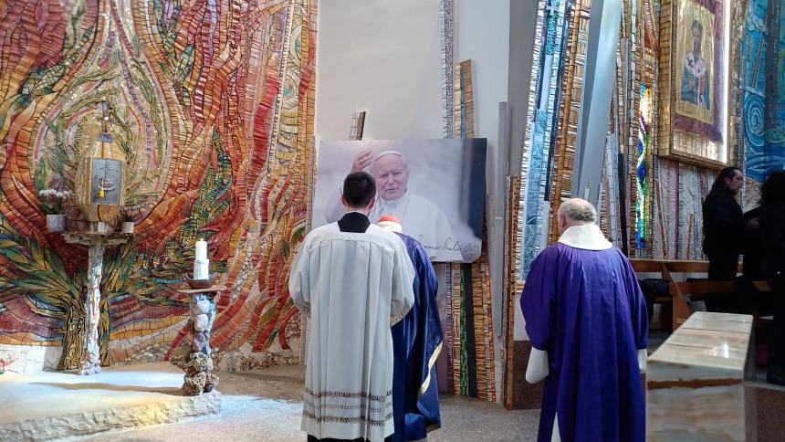 «Una meravigliosa personalità», il cardinale Re ricorda papa Giovanni Paolo II