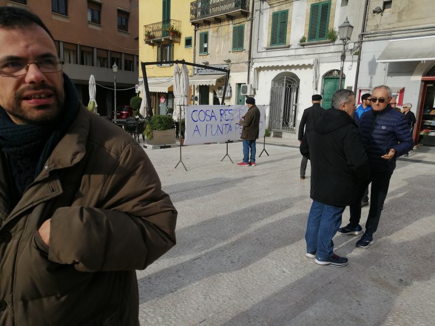 Miasmi Punta Penna, il sit in va in Comune e Menna: "Non so cosa fare di più"