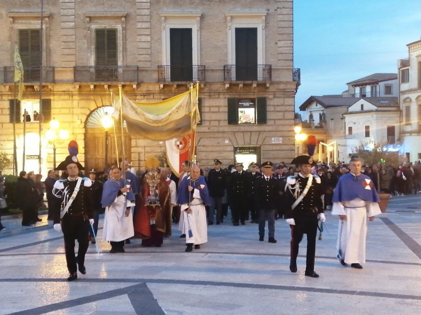 In tanti alla tradizionale Festa della Sacra Spina a Vasto, Santa Messa e processione