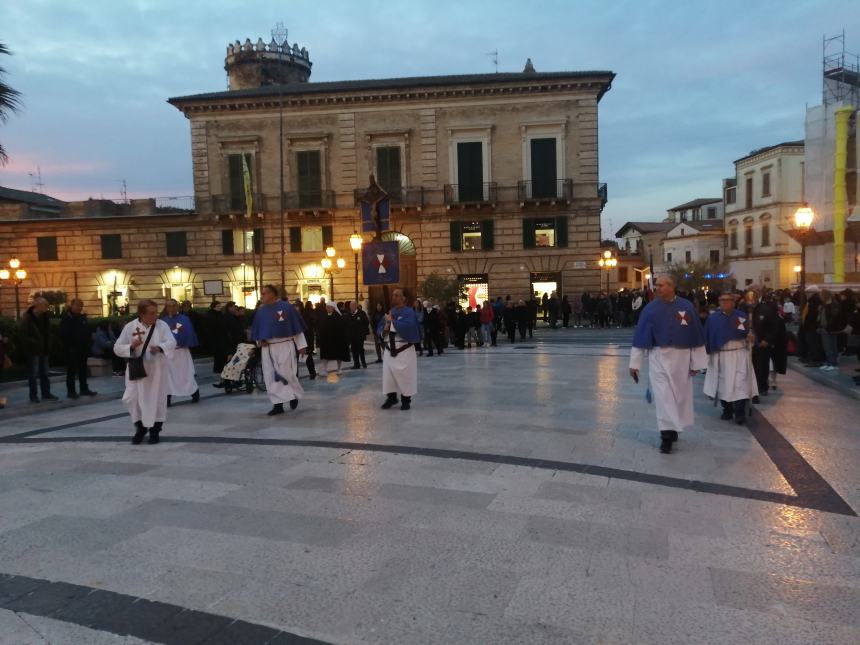 In tanti alla tradizionale Festa della Sacra Spina a Vasto, Santa Messa e processione