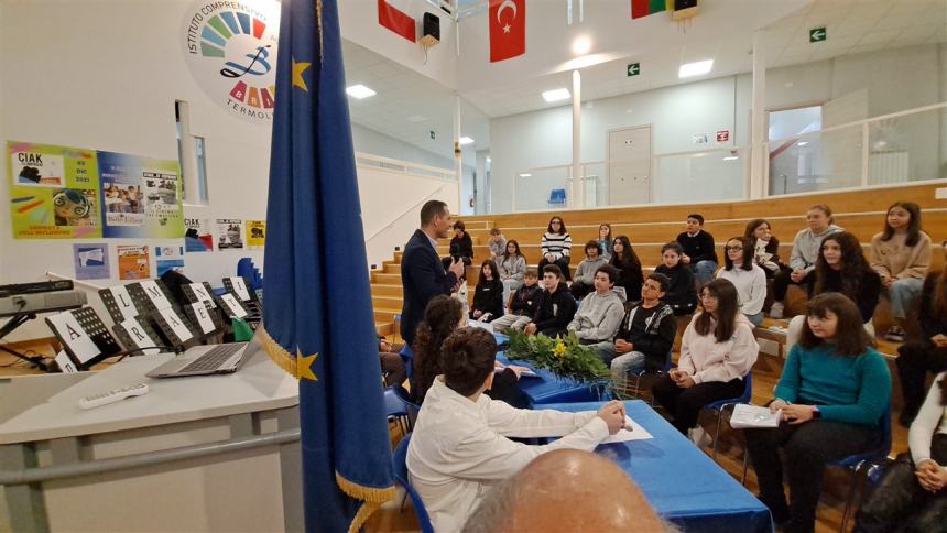 Un "Parlamentino" a scuola, la "Maria Brigida" diventa un'istituzione