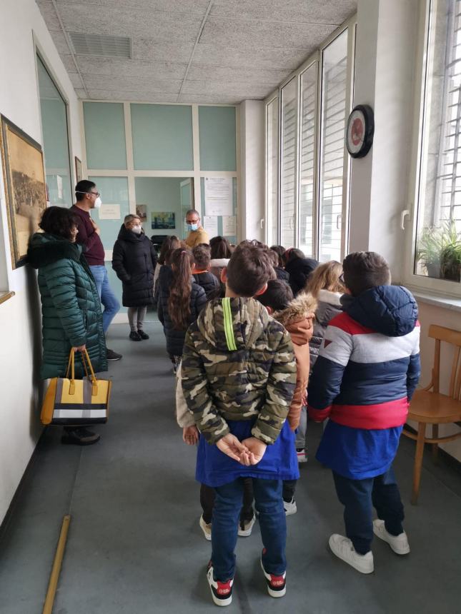 Piccoli alunni casalesi in visita in Comune presso l'ufficio Anagrafe