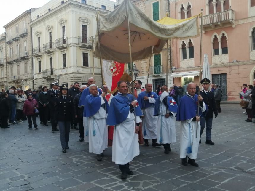 In tanti alla tradizionale Festa della Sacra Spina a Vasto, Santa Messa e processione