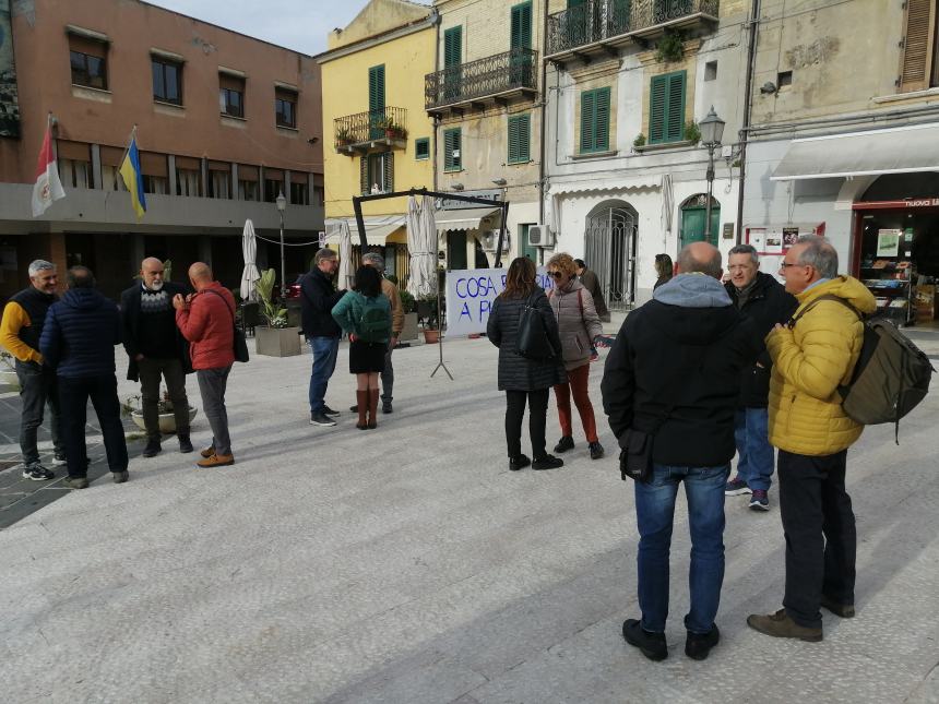 Miasmi Punta Penna, il sit in va in Comune e Menna: "Non so cosa fare di più"