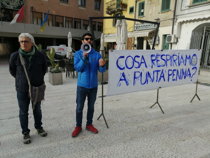 Miasmi Punta Penna, il sit in va in Comune e Menna: "Non so cosa fare di più"