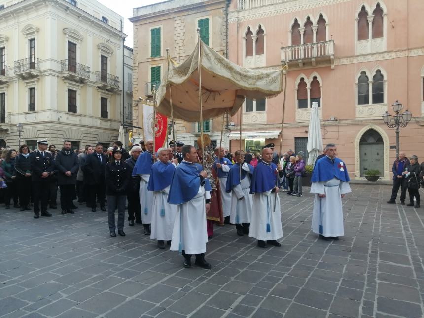 In tanti alla tradizionale Festa della Sacra Spina a Vasto, Santa Messa e processione