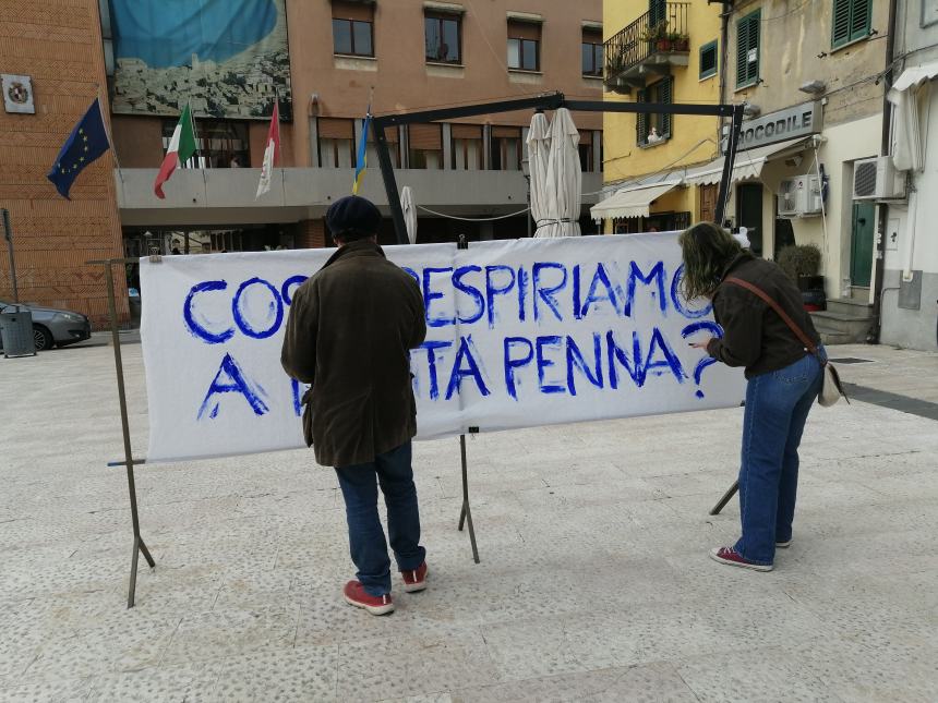 Miasmi Punta Penna, il sit in va in Comune e Menna: "Non so cosa fare di più"