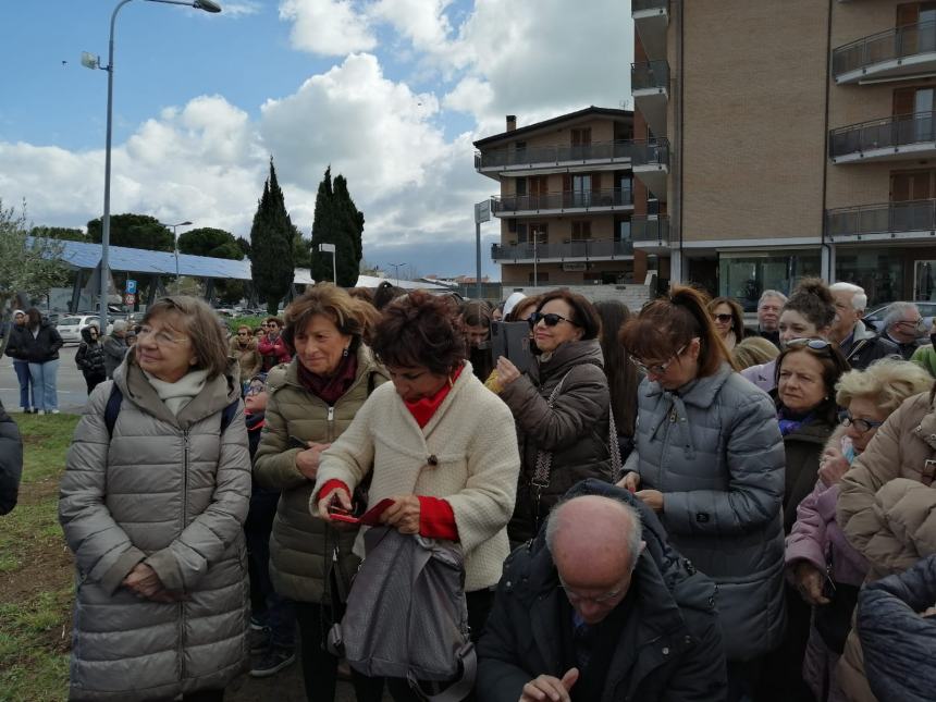 Inaugurata la scultura dedicata a Don Milani: “La cultura che riscatta dalla miseria”