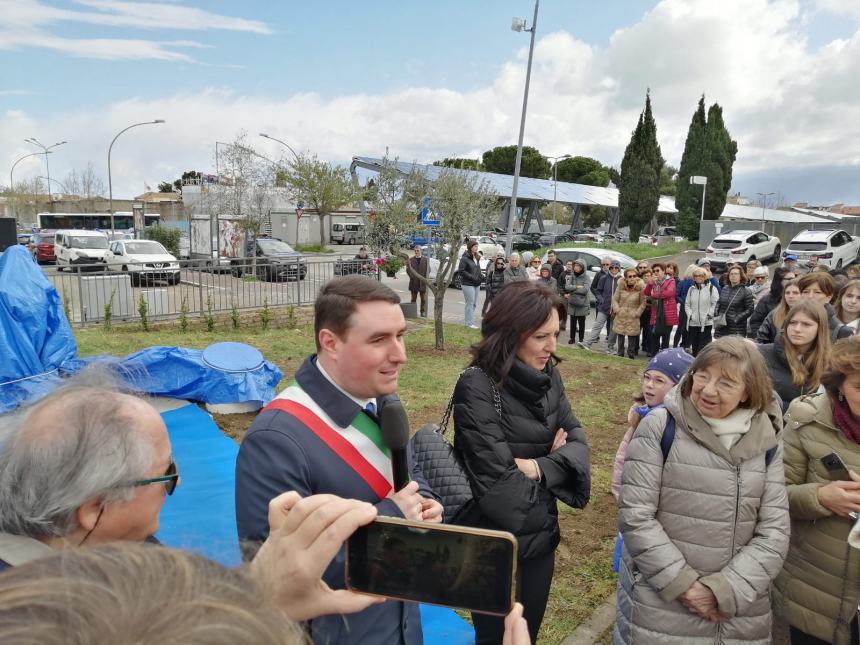 Inaugurata la scultura dedicata a Don Milani: “La cultura che riscatta dalla miseria”