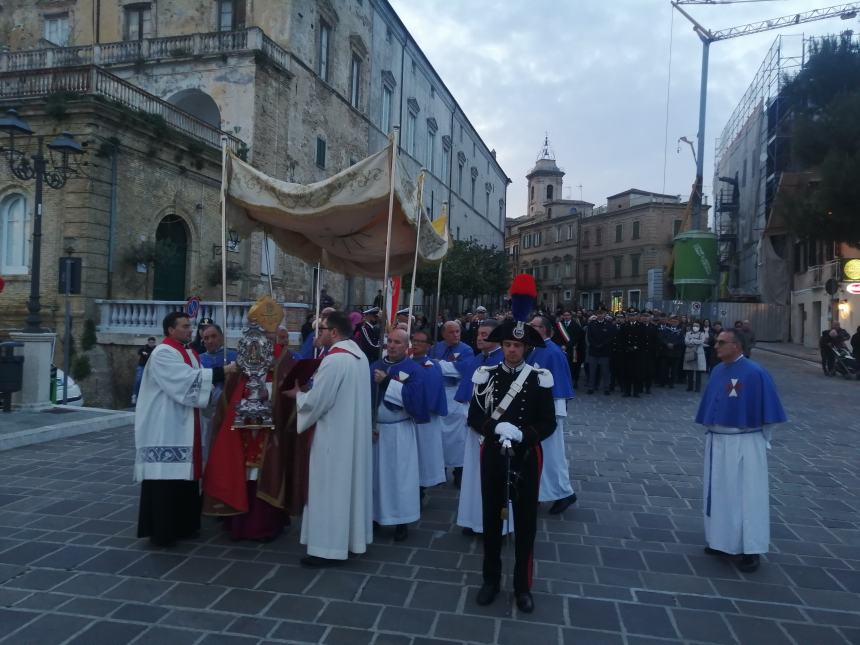 In tanti alla tradizionale Festa della Sacra Spina a Vasto, Santa Messa e processione