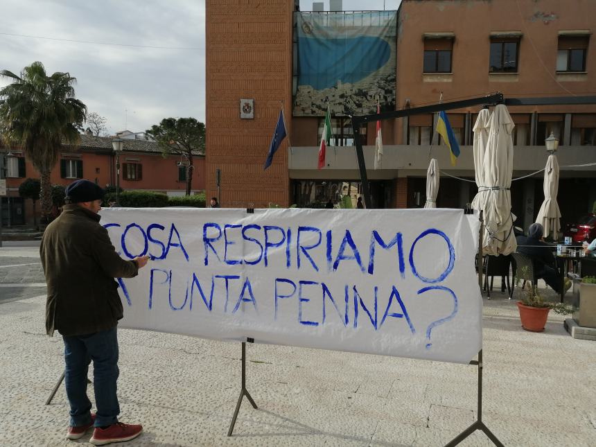 Miasmi Punta Penna, il sit in va in Comune e Menna: "Non so cosa fare di più"