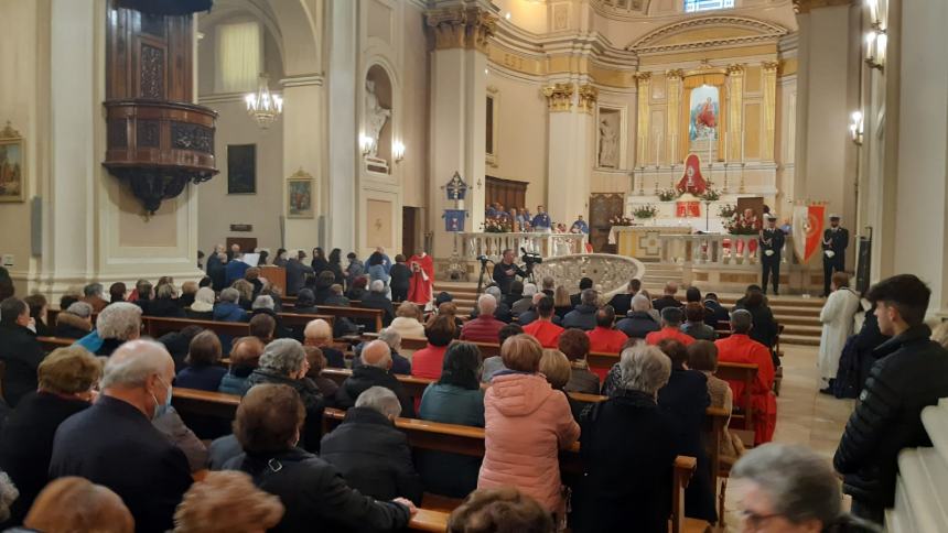 In tanti alla tradizionale Festa della Sacra Spina a Vasto, Santa Messa e processione