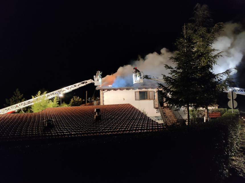 In fiamme il tetto in legno di una villa in contrada Case a  Gissi
