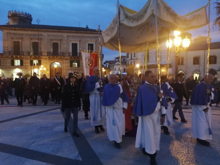 In tanti alla tradizionale Festa della Sacra Spina a Vasto, Santa Messa e processione