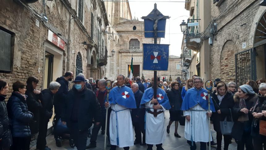 In tanti alla tradizionale Festa della Sacra Spina a Vasto, Santa Messa e processione