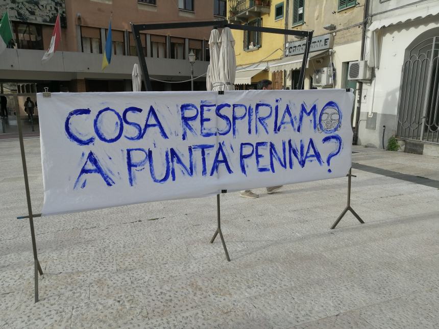 Miasmi Punta Penna, il sit in va in Comune e Menna: "Non so cosa fare di più"