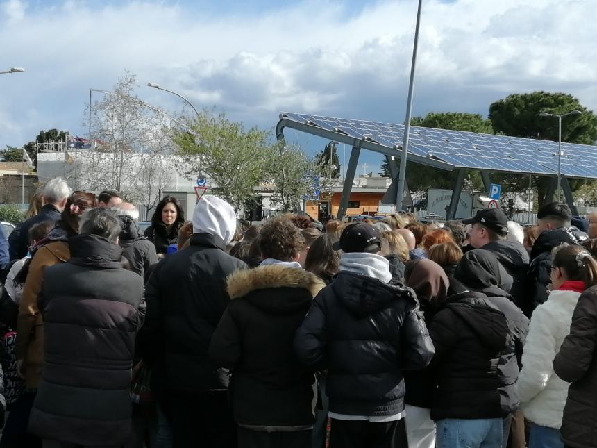 Inaugurata la scultura dedicata a Don Milani: “La cultura che riscatta dalla miseria”